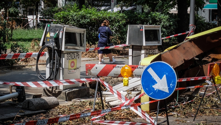 Ancora alberi caduti e danni in città in corso Plebiscito ad oltre una settimana dal nubifragio del 25 Luglio, Milano 2 Agosto 2023 ANSA/MATTEO CORNER