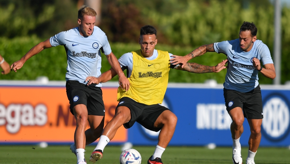 COMO, ITALY - AUGUST 06: Lautaro Martinez of FC Internazionale trains during a team training session at the club's training ground Suning Training Center at Appiano Gentile on August 06, 2023 in Como, Italy. (Photo by Mattia Pistoia - Inter/Inter via Getty Images)