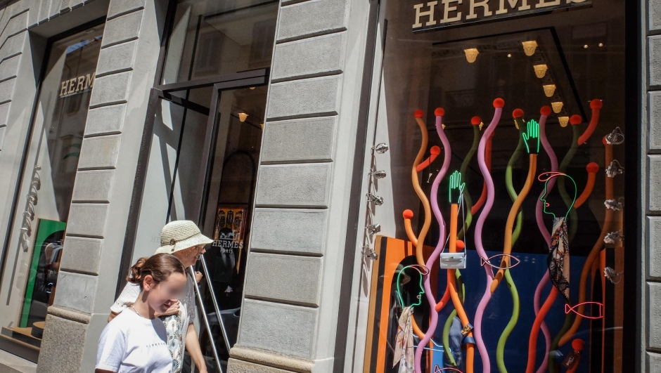 Il negozio Hermes in via Montenapoleone, Milano 10 Agosto 2023 ANSA/MATTEO CORNER