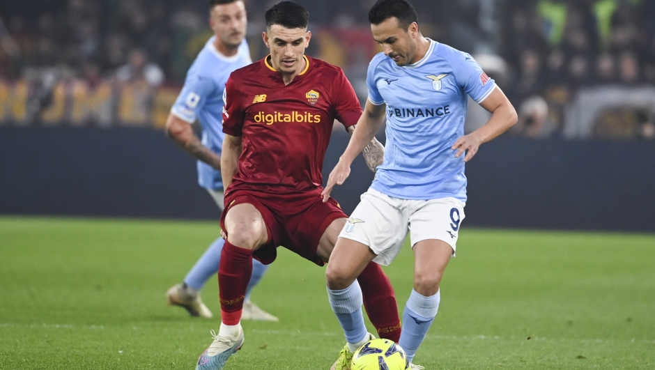 ROME, ITALY - MARCH 19: AS Roma player Roger Ibanez and SS Lazio player Pedro during the Serie A match between SS Lazio and AS Roma at Stadio Olimpico on March 19, 2023 in Rome, Italy. (Photo by Luciano Rossi/AS Roma via Getty Images)