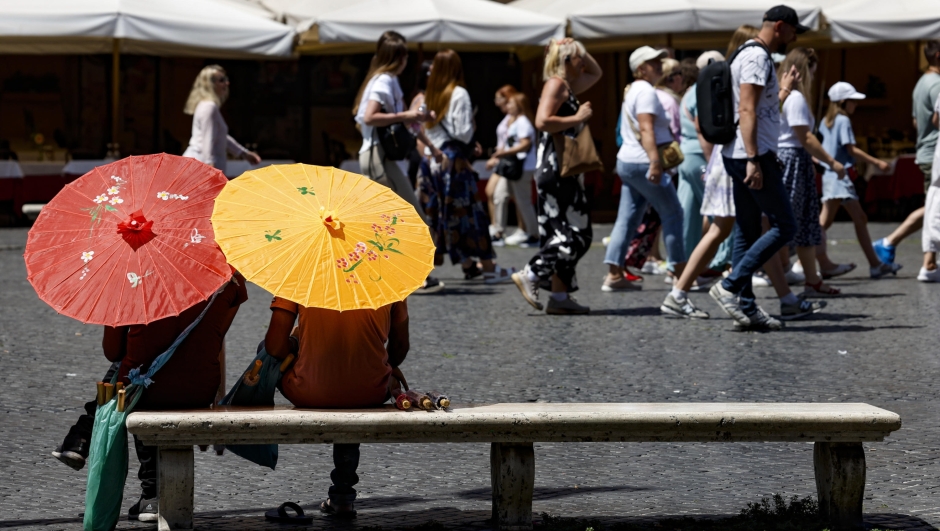 Tourists and street vendors in Piazza Navona during a a heat wave in Rome, Italy  29 July 2023. (caldo, afa, turisti, refrigerio, canicola, ombrelli, sole) ANSA/FABIO FRUSTACI