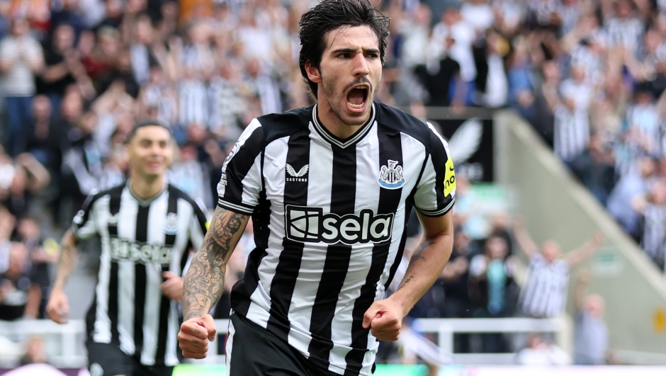 NEWCASTLE UPON TYNE, ENGLAND - AUGUST 12: Sandro Tonali of Newcastle United celebrates after scoring the team's first goal during the Premier League match between Newcastle United and Aston Villa at St. James Park on August 12, 2023 in Newcastle upon Tyne, England. (Photo by George Wood/Getty Images)