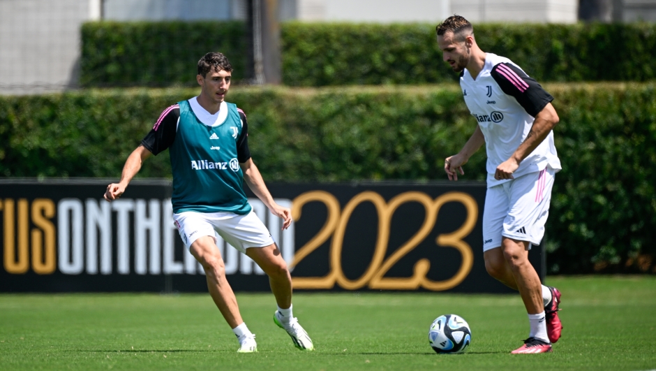 LOS ANGELES, CALIFORNIA - JULY 24: Andrea Cambiaso (L) pressures Federico Gatti for the ball during a of Juventus training session on July 24, 2023 in Los Angeles, California. (Photo by Daniele Badolato - Juventus FC/Juventus FC via Getty Images)
