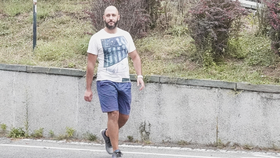 Mattia Aguzzi, 37 anni, appena dimesso dall'ospedale Cto di Torino dopo aver salvato una bambina caduta dal quinto piano di un condominio in via Nizza, Torino,  26 agosto 2023. ANSA/JESSICA PASQUALON