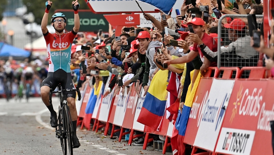 TOPSHOT - Team Lotto's Danish rider Andreas Lorentz Kron celebrates crossing the finish line in first place during the second stage of the 2023 La Vuelta cycling tour of Spain, a 181,8 km race from Mataro to Barcelona, on August 27, 2023. (Photo by Pau BARRENA / AFP)
