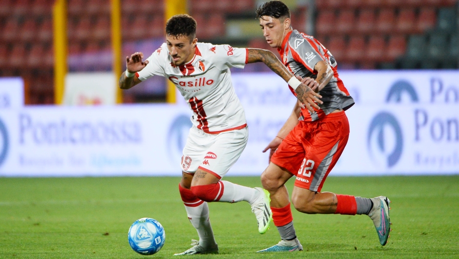 Foto Giuseppe Zanardelli/LaPresse 26  Agosto 2023 - Cremona, Italia - sport, calcio - Cremonese vs Bari - Campionato italiano di calcio Serie BKT 2023/2024 - Stadio Giovanni Zini. Nella foto: Marco  Nasti e Abrego Gonzalo

august 26, 2023 Cremona, Italy - sport, soccer - Cremonese vs Bari  - Italian Serie BKT Football Championship 2023/2024 - Giovanni Zini Stadium. In the pic: Marco  Nasti e Abrego Gonzalo