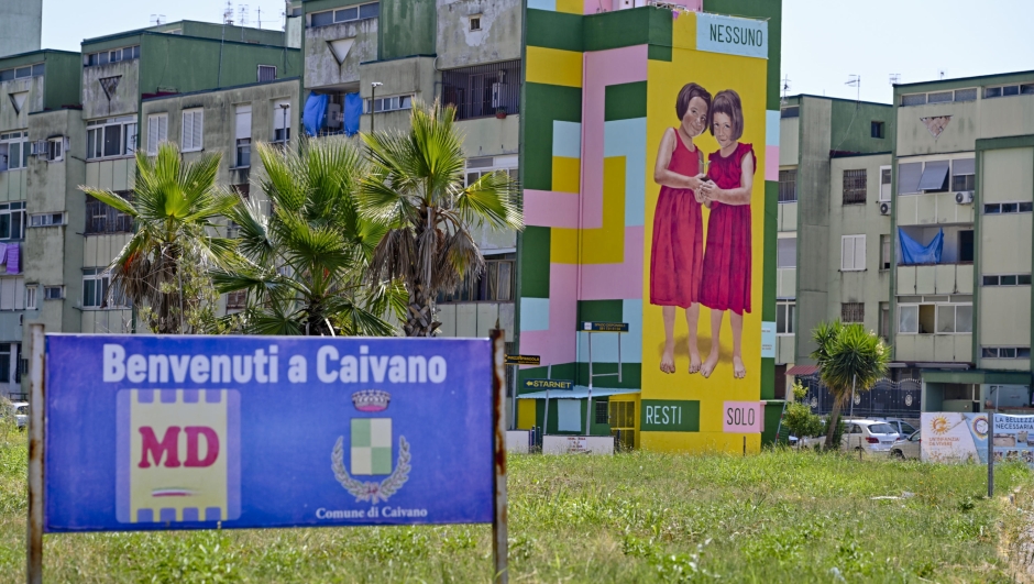 The mural depicting two girls welcomes the Parco Verde (Green Park) of Caivano ( Naples) where two cousins would be raped by some boys almost all minors, 25 August 2023 ANSA / CIRO FUSCO