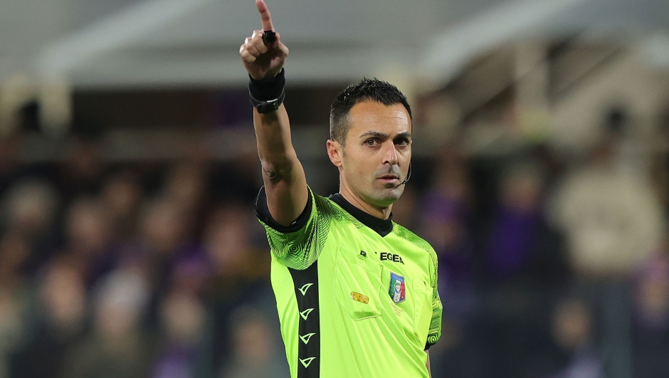 FLORENCE, ITALY - MARCH 04: Marco Di Bello referee gestures during the Serie A match between ACF Fiorentina and AC MIlan at Stadio Artemio Franchi on March 4, 2023 in Florence, Italy.  (Photo by Gabriele Maltinti/Getty Images)