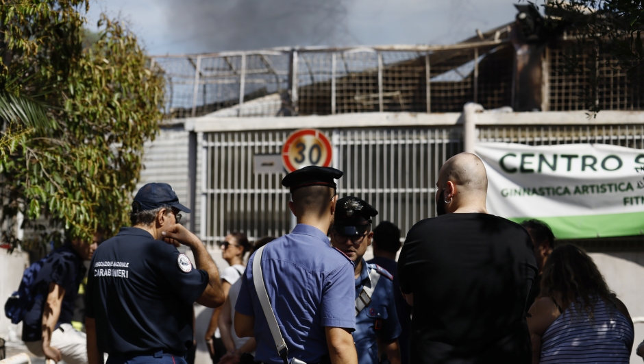 Foto Cecilia Fabiano /LaPresse   02? 9? 2023?Roma ? Italia ? Incendio di una palestra tra i palazzi del Trullo ? Nella Foto : l?incendio in via monte delle capre  September 02, 2023 ?Rome Italy ? News ?Murder in the Collatina area, two people bring a man wounded by gunshots in a shopping cart to a police patrol, shortly after the man dies? Fire in a popular neighborhood in the Photo  : firemen at work
