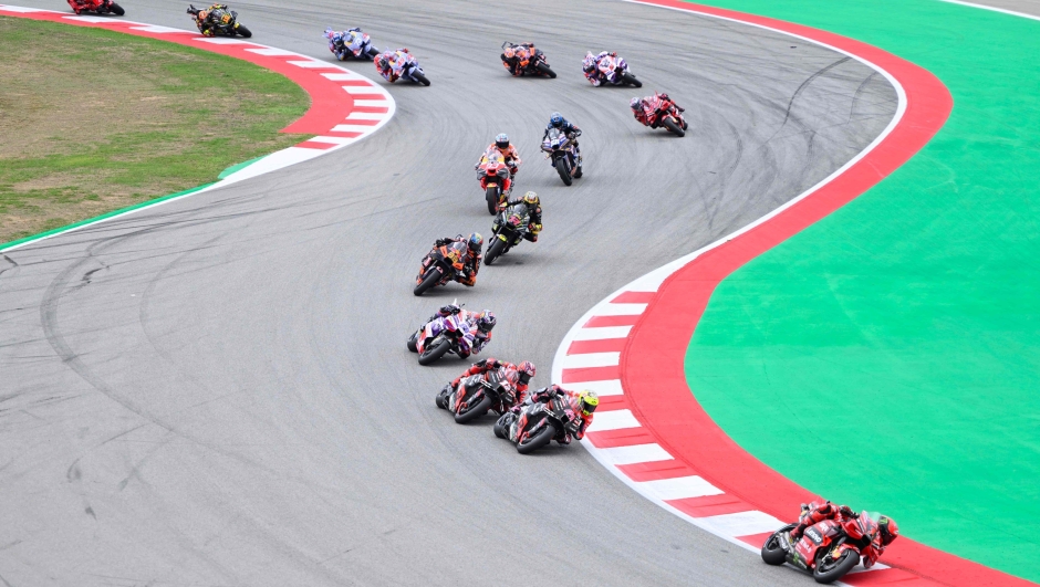 Riders compete during the MotoGP sprint race of the Catalunya Moto Grand Prix at the Circuit de Catalunya on September 2, 2023 in Montmelo on the outskirts of Barcelona. Aleix Espargaro won the Catalunya MotoGP sprint race at Montmelo today. World champion Francesco Bagnaia took second to extend his lead in the riders' standings with Maverick Vinales completing the podium. (Photo by Josep LAGO / AFP)