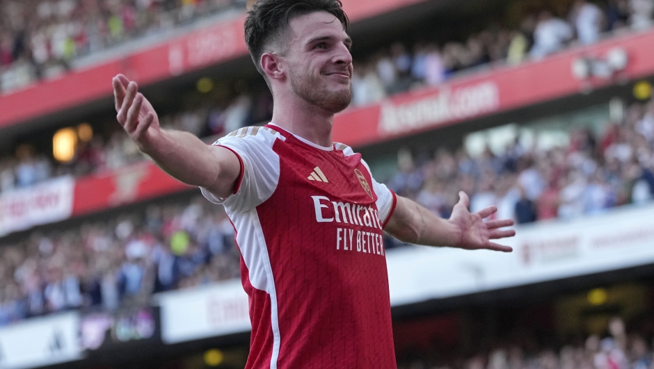 Arsenal's Declan Rice celebrates after scoring his side's winning goal during the English Premier League soccer match between Arsenal and Manchester United at Emirates stadium in London, Sunday, Sept. 3, 2023. (AP Photo/Kirsty Wigglesworth)
