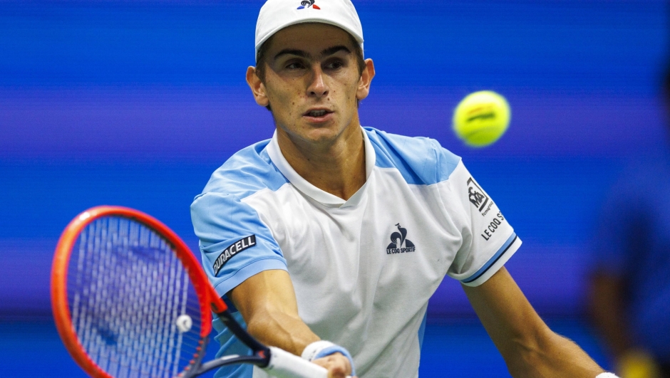 epa10840553 Matteo Arnaldi of Italy returns the ball to Carlos Alcaraz of Spain during their fourth round match at the US Open Tennis Championships at the USTA National Tennis Center in Flushing Meadows, New York, USA, 04 September 2023. The US Open runs from 28 August through 10 September.  EPA/SARAH YENESEL 22374