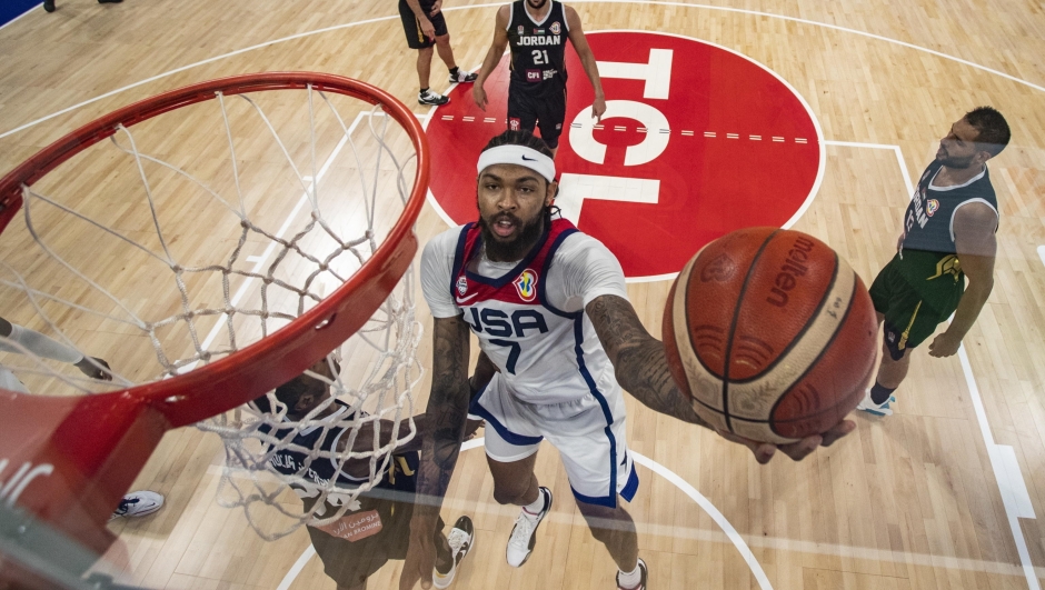 epa10828672 Brandon Ingram (C) of the USA goes for the basket during the FIBA Basketball World Cup 2023 group stage match between USA and Jordan in Manila, Philippines, 30 August 2023.  EPA/EZRA ACAYAN / POOL