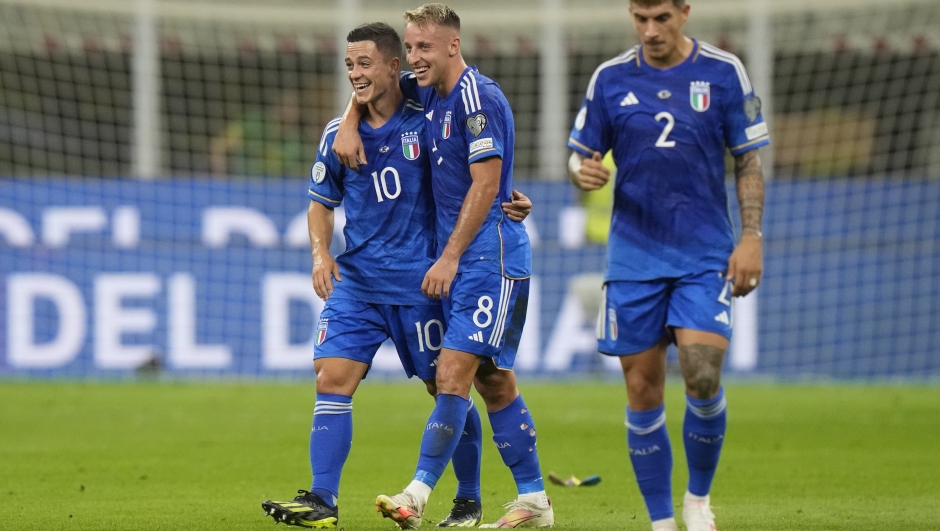 Italy's Davide Frattesi celebrates after scoring his side's second goal during the Euro 2024 group C qualifying soccer match between Italy and Ukraine at the San Siro stadium, in Milan, Italy, Tuesday, Sept.12, 2023. (AP Photo/Luca Bruno)