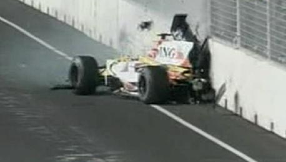 Nelson Piquet Jr si schianta contro il muro a Singapore