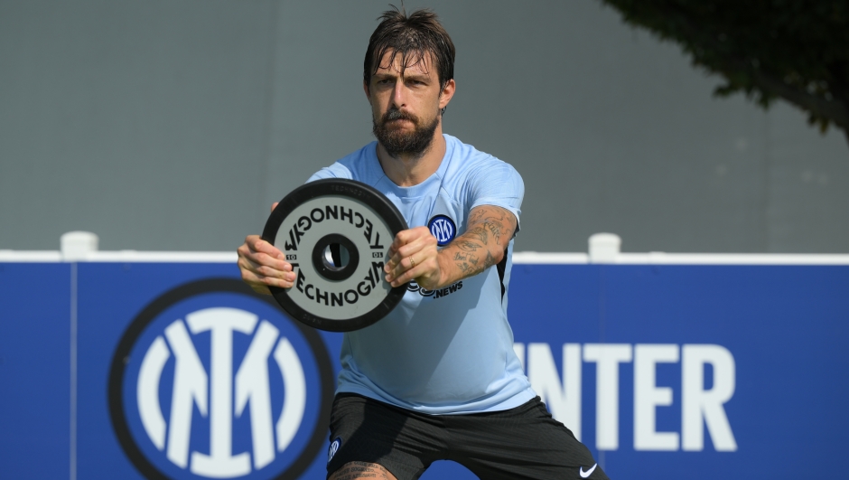 COMO, ITALY - SEPTEMBER 08: Francesco Acerbi of FC Internazionale in action during the FC Internazionale training session at Suning Training Centre at Appiano Gentile on September 08, 2023 in Como, Italy. (Photo by Mattia Pistoia - Inter/Inter via Getty Images)