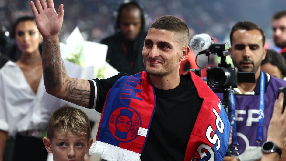 Paris Saint-Germain's Italian midfielder #06 Marco Verratti waves to supporters after a ceremony paying tribute to him following his club departure, before the French L1 football match between Paris Saint-Germain (PSG) and OGC Nice at The Parc des Princes Stadium in Paris on September 15, 2023. (Photo by FRANCK FIFE / AFP)