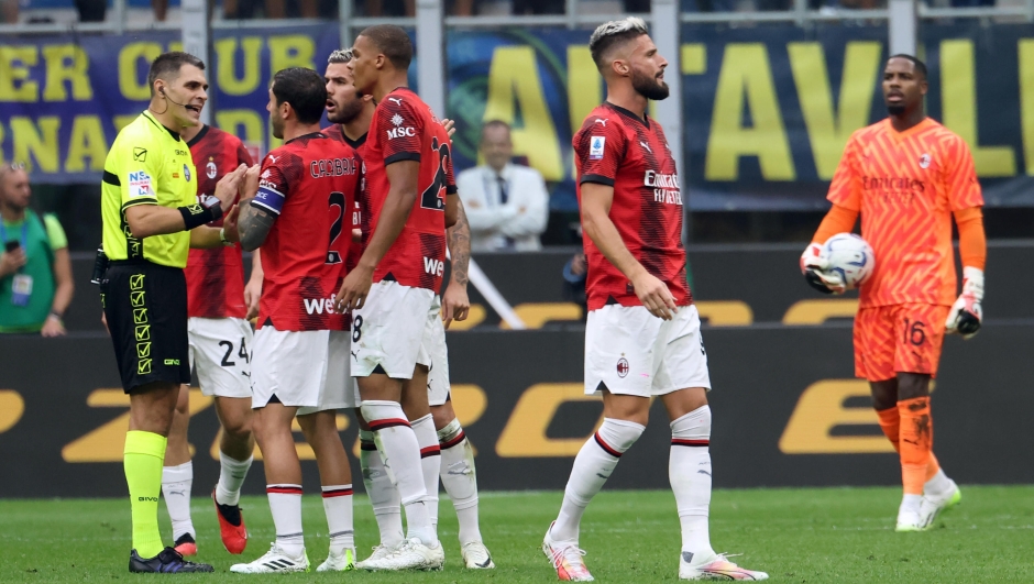 Ac Milans players speak with the referee Simone Sozza during the Italian serie A soccer match between Fc Inter  and Milan  Giuseppe Meazza stadium in Milan, 16 September 2023. ANSA / MATTEO BAZZI