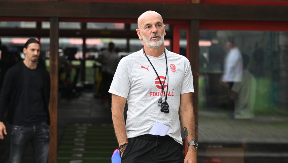 CAIRATE, ITALY - SEPTEMBER 18:  Head coach Stefano Pioli of AC Milan looks on during an AC Milan training session at Milanello on September 18, 2023 in Cairate, Italy. (Photo by Claudio Villa/AC Milan via Getty Images)