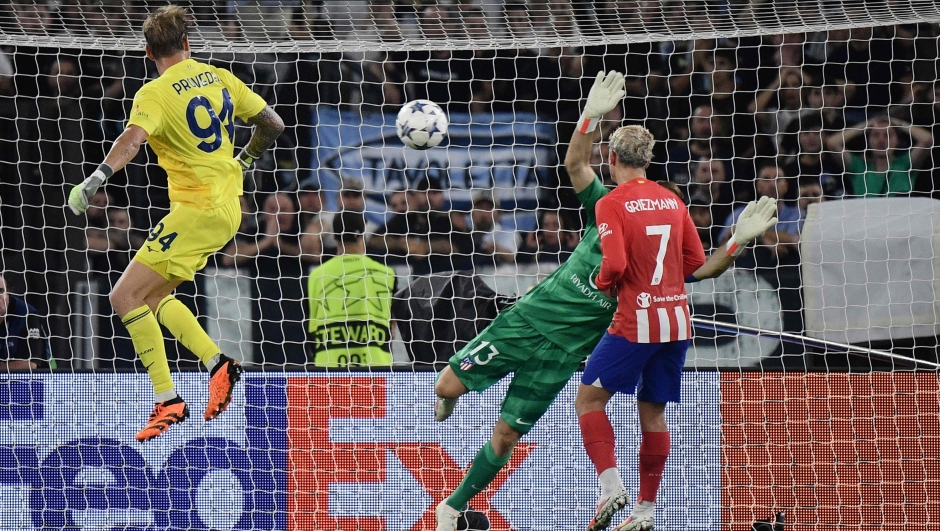 Lazio's Italian goalkeeper #94 Ivan Provedel (L) scores in the last minute during the UEFA Champions League 1st round group E football match between Lazio and Atletico Madrid at the Olympic stadium in Rome on September 19, 2023. (Photo by Filippo MONTEFORTE / AFP)