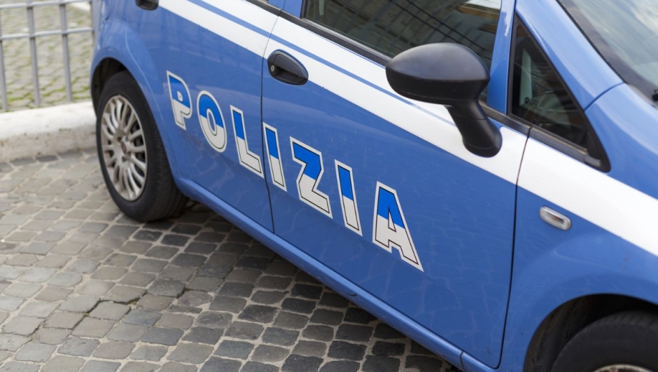 Pescara, 31enne arrestato per molestie a una ragazza. La madre lo difende: "È un bell'uomo"