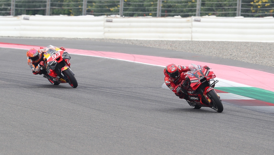epa10878212 Spanish rider Marc Marquez of Repsol Honda Team (L) and Italian rider Francesco Bagnaia of Ducati Lenovo Team in action during a Qualifying session of the Motorcycling Grand Prix of India, in Dankaur, near Greater Noida, India, 23 September 2023. The inaugural Motorcycling Grand Prix of India is held at Buddh International Circuit on 24 September 2023.  EPA/HARISH TYAGI