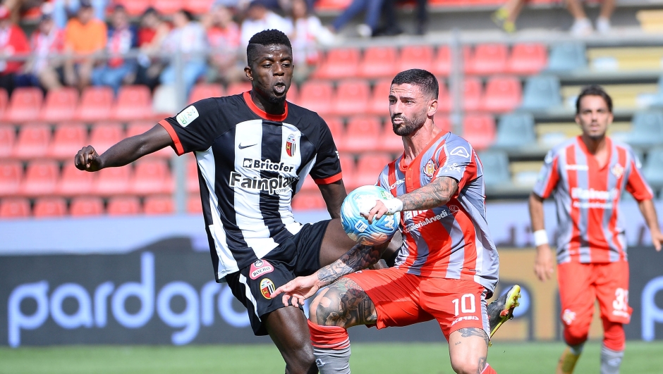 Foto Giuseppe Zanardelli/LaPresse 23  Settembre 2023 - Cremona, Italia - sport, calcio - Cremonese vs Ascoli - Campionato italiano di calcio Serie BKT 2023/2024 - Stadio Giovanni Zini. Nella foto: Eddy Gnahore Bonaiuto Cristian  September 23, 2023 Cremona, Italy - sport, soccer - Cremonese vs Ascoli  - Italian Serie BKT Football Championship 2023/2024 - Giovanni Zini Stadium. In the pic: Eddy Gnahore Bonaiuto Cristian