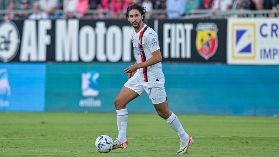 "Foto Gianluca Zuddas/LaPresse 27-09-2023 Cagliari, Italia - Sport, calcio - Cagliari vs AC Milan - Campionato italiano di calcio Serie A TIM 2023/2024 - Stadio Unipol Domus. Nella foto:  Yacine Adli (centrocampista AC Milan)  September 27, 2023 Cagliari, Italy - sport soccer -  Cagliari vs AC Milan - Campionato italiano di calcio Serie A TIM 2023/2024 - Unipol Domus Stadium. In the pic:  Yacine Adli (midfielder AC Milan)"