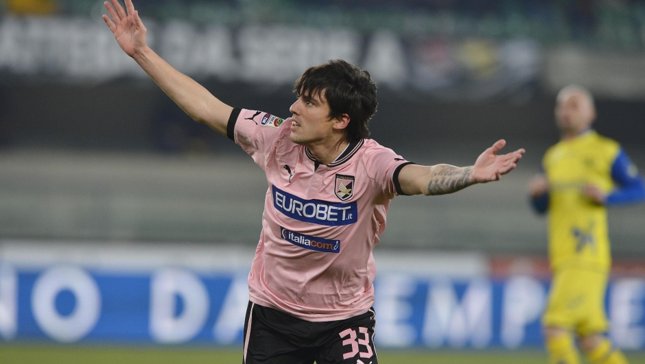 Argentinian midfielder of Palermo, Mauro Abel Formica, celebrates after scoring the 1-0 against Chievo during Itlaian Serie A soccer match between Chievo and Palermo at Bentegodi stadium in Verona, 15 February 2013.  ANSA/RICHARD MORGANO