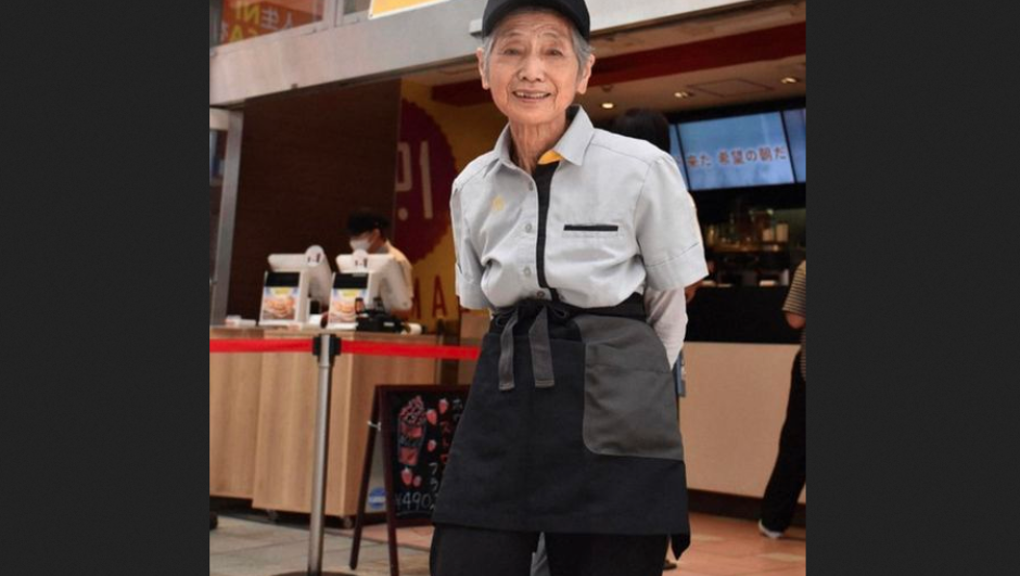 A 93 anni lavora in un fast food perché la fa sentire bene. Il segreto di longevità di Tamiko Honda