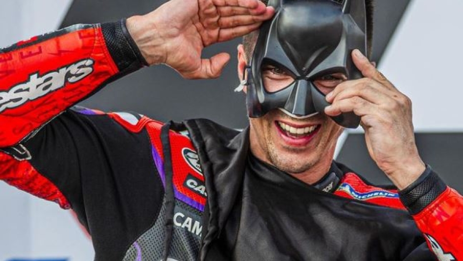 Maverick Vinales, 28 anni, è salito sul podio con la maschera di Batman