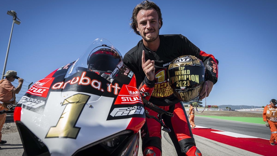 Nicolò Bulega mostra il numero 1 sulla sua Ducati (foto Cavadini)