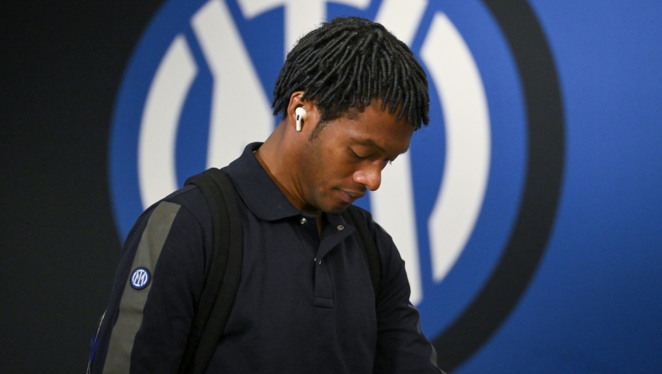 MILAN, ITALY - OCTOBER 07: Juan Cuadrado of FC Internazionale arrives before the Serie A TIM match between FC Internazionale and Bologna FC at Stadio Giuseppe Meazza on October 07, 2023 in Milan, Italy. (Photo by Mattia Pistoia - Inter/Inter via Getty Images)