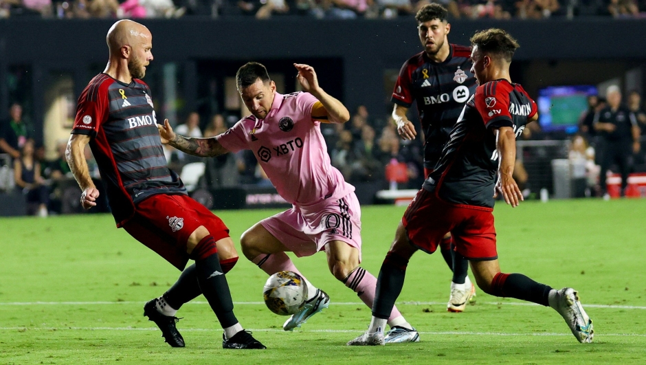 Inter Miami's Argentine forward #10 Lionel Messi (C) vies for the ball during the Major League Soccer (MLS) football match between Inter Miami CF and Toronto FC at DRV PNK Stadium in Fort Lauderdale, Florida, on September 20, 2023. (Photo by Chris Arjoon / AFP)