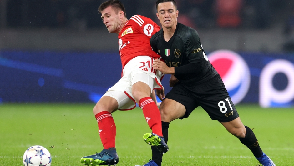 BERLIN, GERMANY - OCTOBER 24: Robin Knoche of 1.FC Union Berlin and Giacomo Raspadori of SSC Napoli battle for possession during the UEFA Champions League match between 1. FC Union Berlin and SSC Napoli at Olympiastadion on October 24, 2023 in Berlin, Germany. (Photo by Maja Hitij/Getty Images)