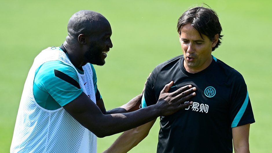 COMO, ITALY - JULY 29: Romelu Lukaku of FC Internazionale and Head Coach Simone Inzaghi of FC Internazionale smile during the FC Internazionale training session at the club's training ground Suning Training Center at Appiano Gentile on July 29, 2021 in Como, Italy. (Photo by Mattia Ozbot - Inter/Inter via Getty Images)