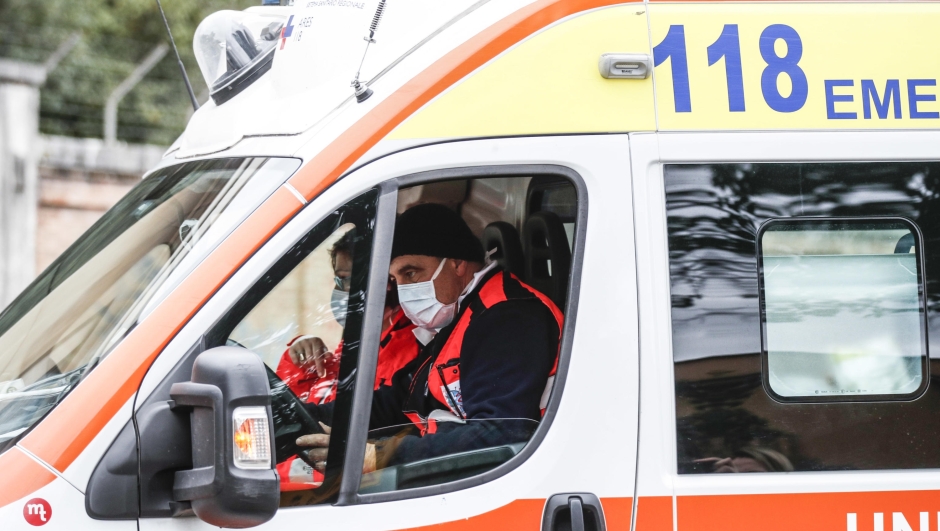 Autista ambulanza con mascherina all’Ospedale Lazzaro Spallanzani, Roma 31 Gennaio 2020. ANSA/GIUSEPPE LAMI