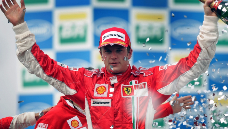 kimi - Finnish Formula One driver Kimi Raikkonen celebrates after winning the F1 World Championship title, during the podium ceremony of Brazil's GP, 21 October 2007 at the Interlagos racetrack in Sao Paulo, Brazil. Raikkonen won both the World Championship title and the race. Brazilian Felipe Massa arrived in second place followed by Spanish Fernando Alonso.    AFP PHOTO/EVARISTO SA - Fotografo: afp