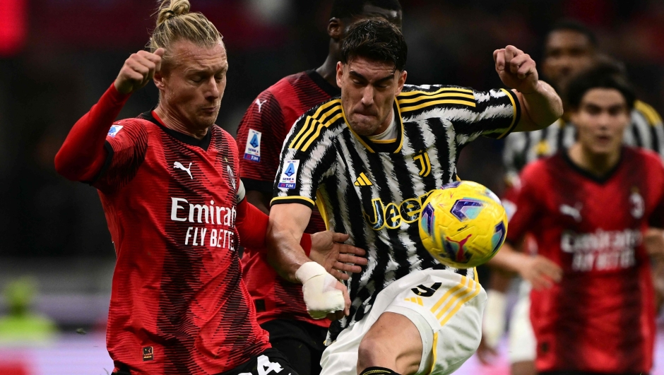 Juventus' Serbian forward #09 Dusan Vlahovic (R) fights for the ball with with AC Milan's Danish defender #24 Simon Kjaer during the Italian Serie A football match between Milan and Juventus at San Siro Stadium, in Milan on October 22, 2023. (Photo by Marco BERTORELLO / AFP)
