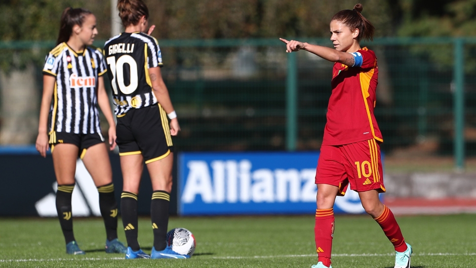 BIELLA, ITALY - NOVEMBER 05: Manuela Giugliano of AS Roma celebrates after scoring the opening goal during the Women Serie A match between Juventus Women and AS Roma Women at Stadio Comunale Vittorio Pozzo Lamarmora on November 05, 2023 in Biella, Italy. (Photo by Marco Luzzani/Getty Images)