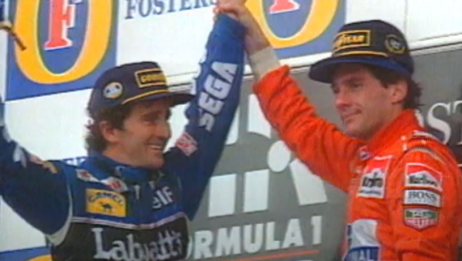 Alain Prost (a sin.) celebrato dallo storico rivale Ayrton Senna in Australia nel 1993