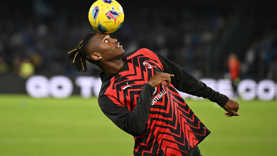 NAPLES, ITALY - OCTOBER 29:  Rafael Leao of AC Milan warms up ahead before the Serie A TIM match between SSC Napoli and AC Milan at Stadio Diego Armando Maradona on October 29, 2023 in Naples, Italy. (Photo by Claudio Villa/AC Milan via Getty Images)