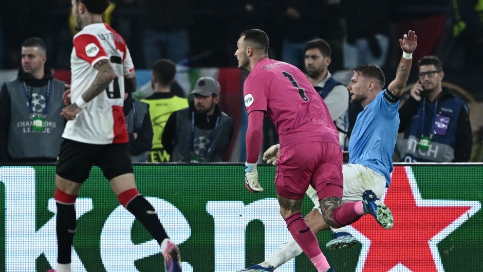 Lazio's Italian forward #17 Ciro Immobile (R) shoots the ball past Feyenoord's Dutch goalkeeper #01 Justin Bijlow (C) to score his team's first goal during the UEFA Champions League Group E football match between Lazio and Feyenoord at the Olympic stadium in Rome, on November 7, 2023. (Photo by Tiziana FABI / AFP)