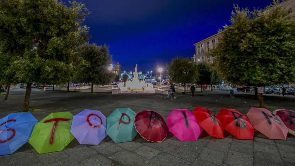 Il flash mob contro gli affitti brevi inscenato con ombrelli davanti a Palazzo San Giacomo, sede del Municipio di Napoli, 03 novembre 2023. ANSA/CIRO FUSCO