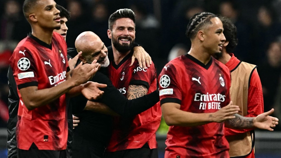 AC Milan's French forward #09 Olivier Giroud celebrates with AC Milan's Italian coach Stefano Pioli and teammates AC Milan's Swiss forward #17 Noah Okafor and AC Milan's German defender #28 Malick Thiaw after winning 2-1 the UEFA Champions League 1st round group F football match between AC Milan and Paris Saint-Germain at the San Siro stadium in Milan on November 7, 2023. (Photo by GABRIEL BOUYS / AFP)