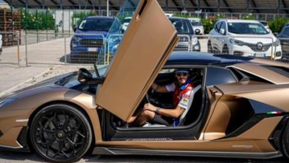 Bagnaia posa con la Lamborghini Aventador Svj