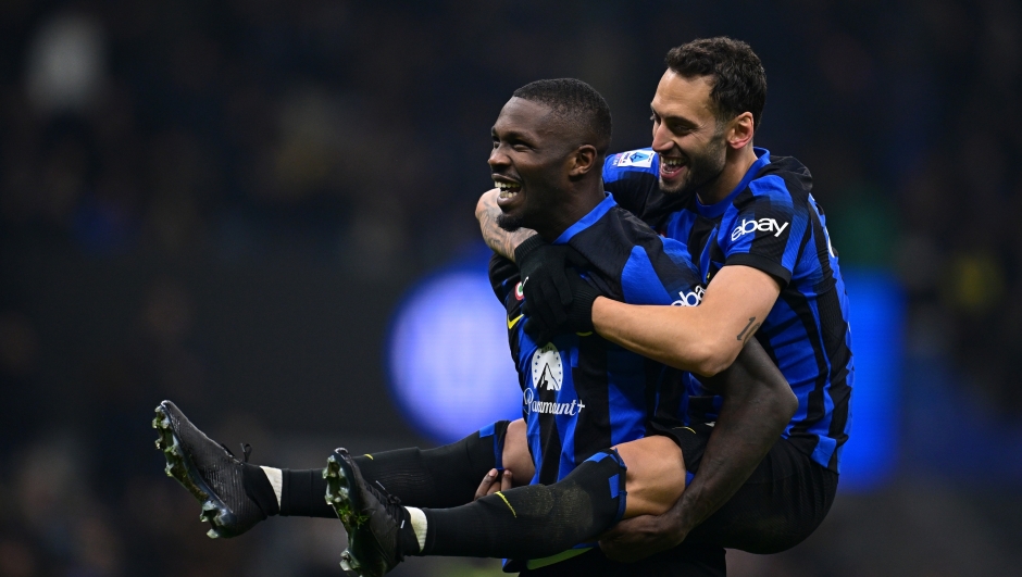 MILAN, ITALY - NOVEMBER 12: Hakan Çalhano?lu of FC Internazionale celebrates with Marcus Thuram after scoring their team's second goal during the Serie A TIM match between FC Internazionale and Frosinone Calcio at Stadio Giuseppe Meazza on November 12, 2023 in Milan, Italy. (Photo by Mattia Ozbot - Inter/Inter via Getty Images)
