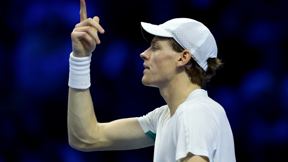 TURIN, ITALY - NOVEMBER 14: Jannik Sinner of Italy makes his point to the umpire as he plays against Novak Djokovic of Serbia during the Men's Singles Round Robin match on day three of the Nitto ATP Finals at Pala Alpitour on November 14, 2023 in Turin, Italy. (Photo by Clive Brunskill/Getty Images)