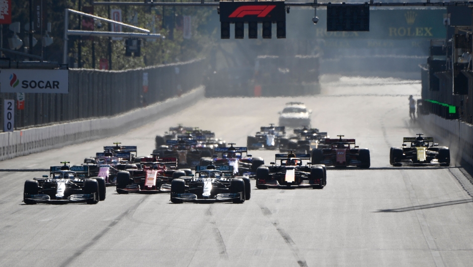 Drivers take the start of the Formula One Azerbaijan Grand Prix at the Baku City Circuit in Baku on April 28, 2019. (Photo by Alexander NEMENOV / AFP)