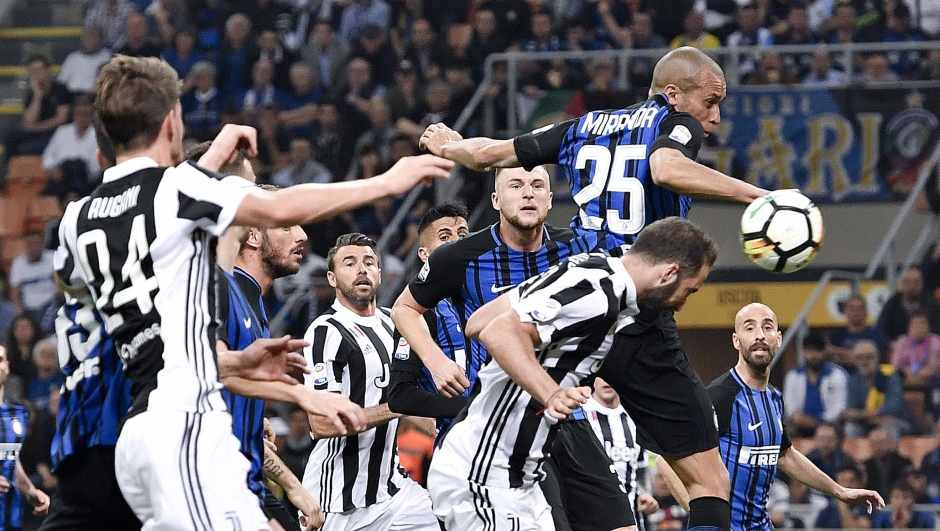 MILAN, ITALY - APRIL 28: Gonzalo Higuain of Juventus scores the goal of 2-3 during the serie A match between FC Internazionale and Juventus at Stadio Giuseppe Meazza on April 28, 2018 in Milan, Italy.  (Photo by Daniele Badolato - Juventus FC/Juventus FC via Getty Images)